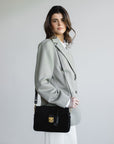 MARLY | Umhängetasche Wildleder classic schwarz/gold - half body