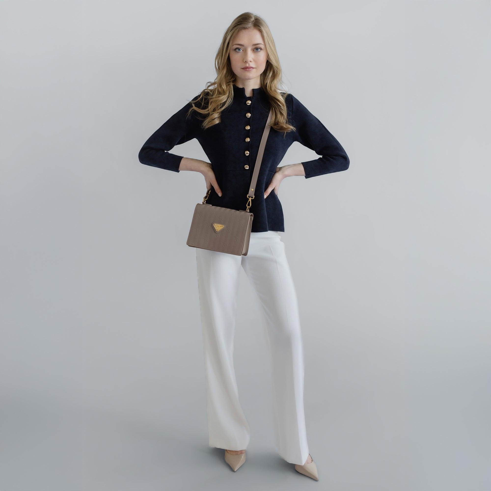 MELIDE | Umhängetasche taupe grau/gold - full body 