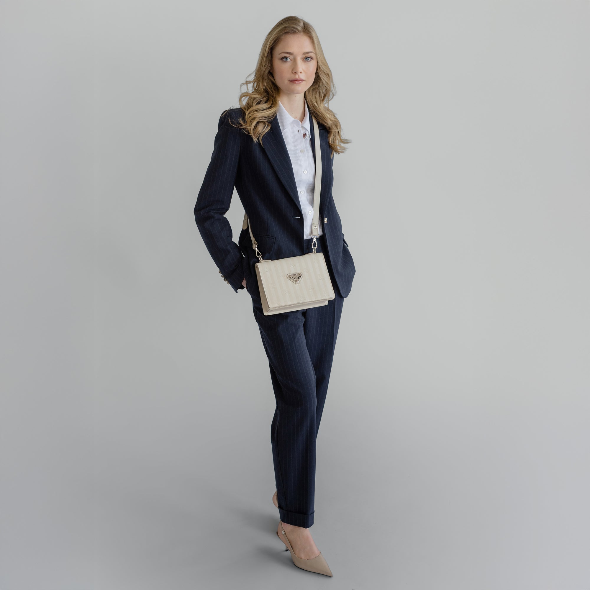 MELIDE | Umhängetasche pearl/silber - full body 