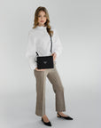 MELIDE | Umhängetasche classic schwarz/silber - full body 