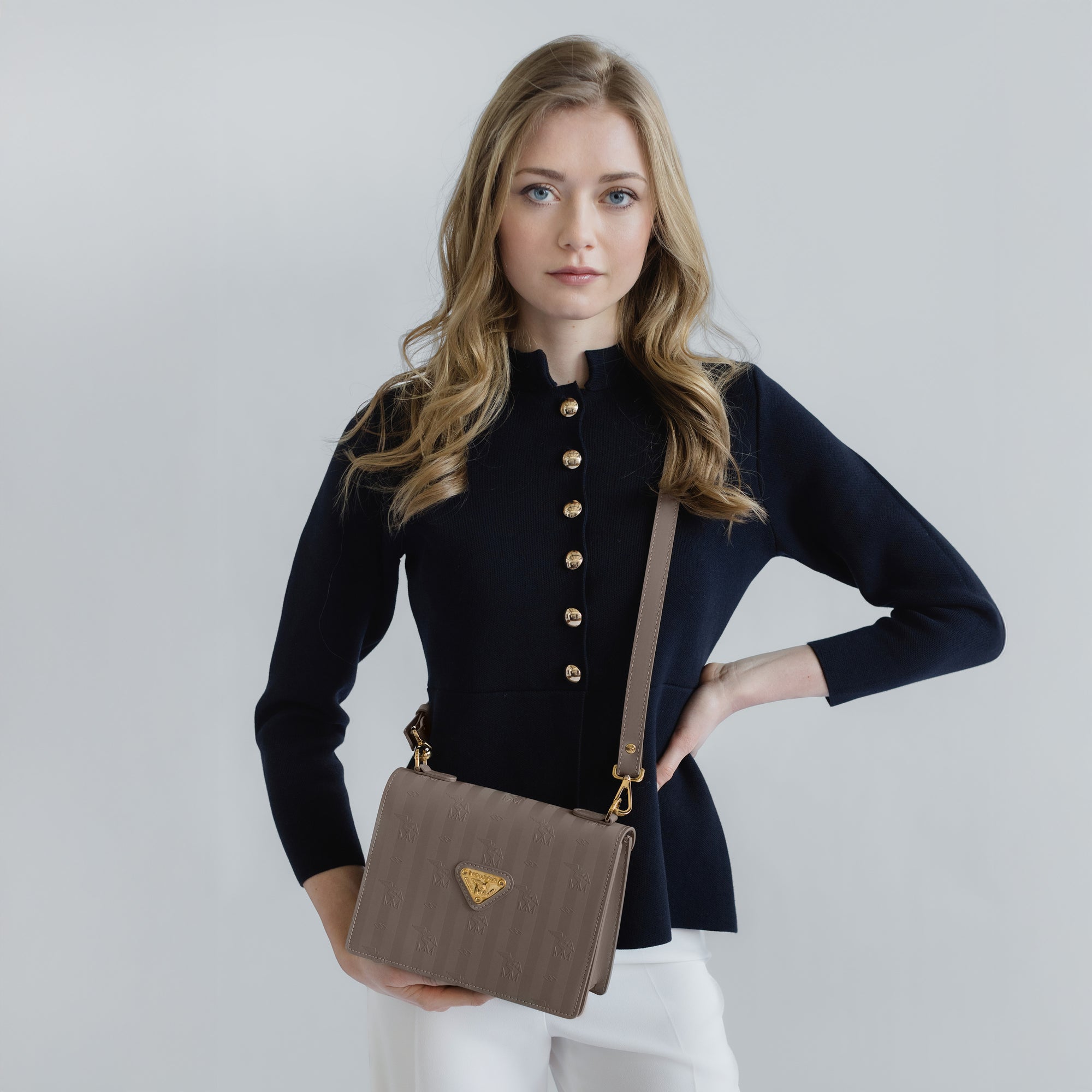 MELIDE | Umhängetasche taupe grau/gold - on body 