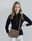MELIDE | Umhängetasche taupe grau/gold - on body 
