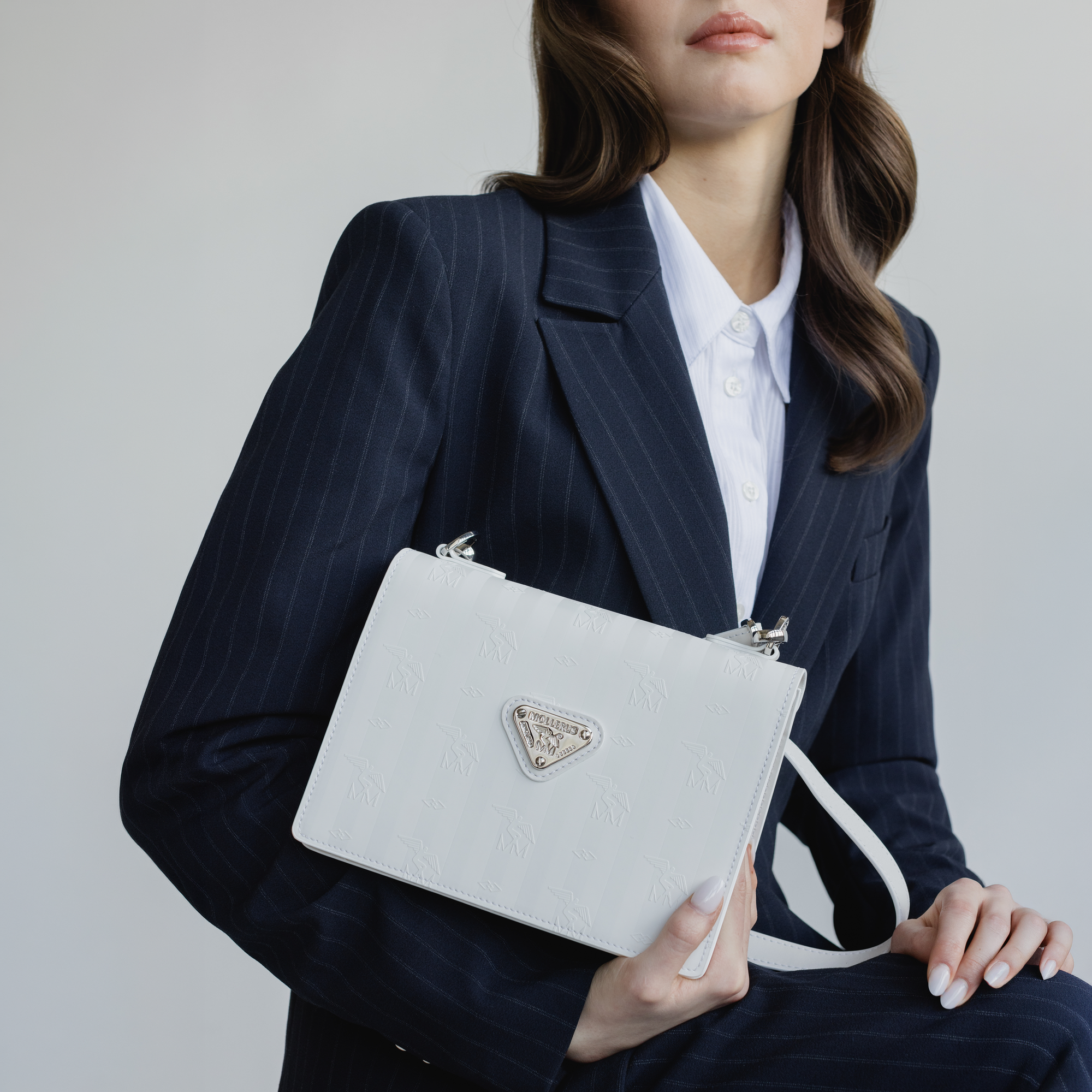 MELIDE | Umhängetasche snow weiss/silber close up 