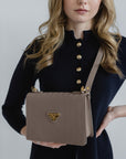 MELIDE | Umhängetasche taupe grau/gold - detail