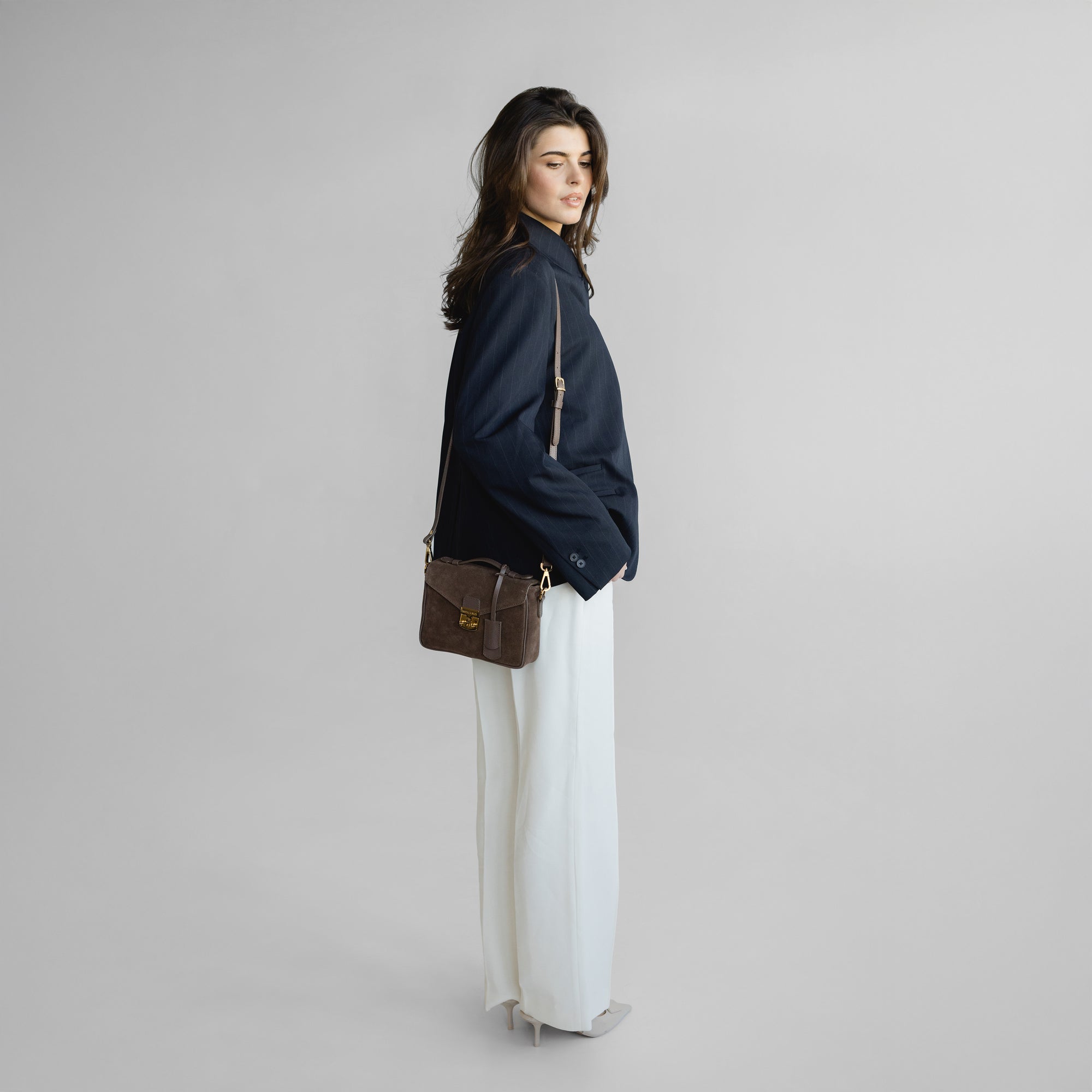 MEYRIN | Umhängetasche Wildleder braun/gold - full body