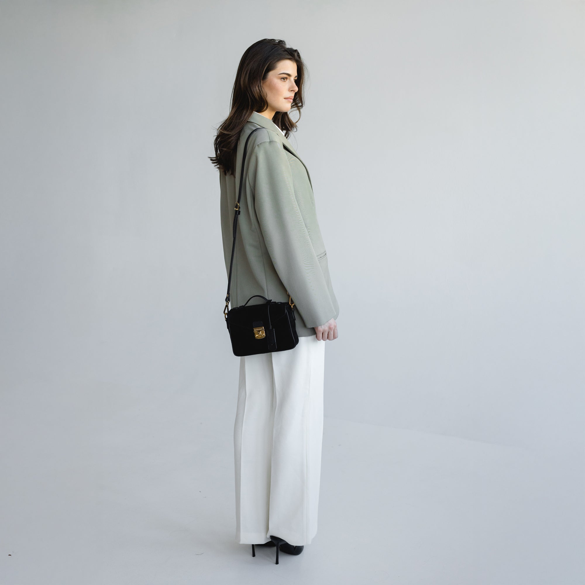 MEYRIN | Umhängetasche Wildleder classic schwarz/gold - full body 