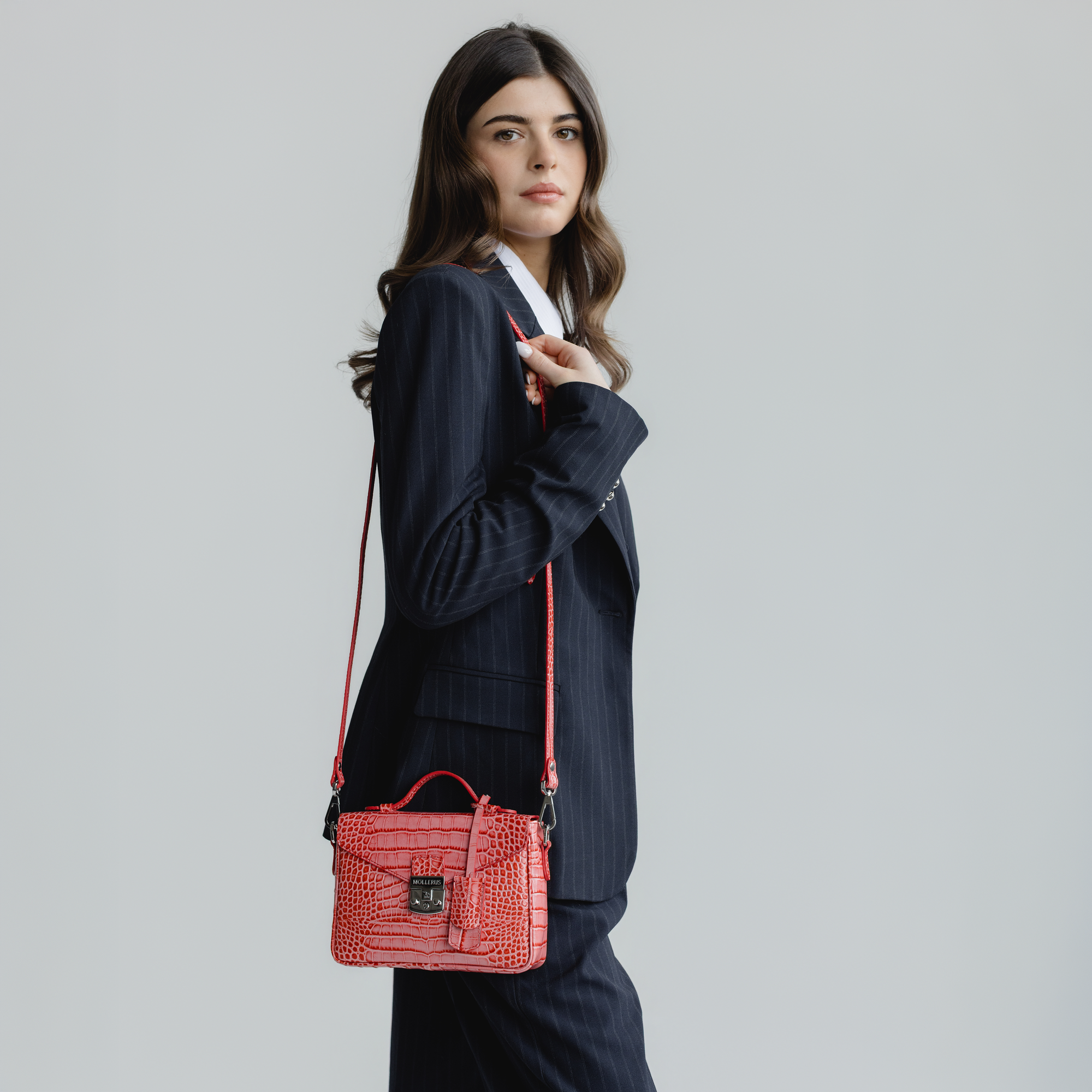 MEYRIN | Umhängetasche coral pink/silber - on body 