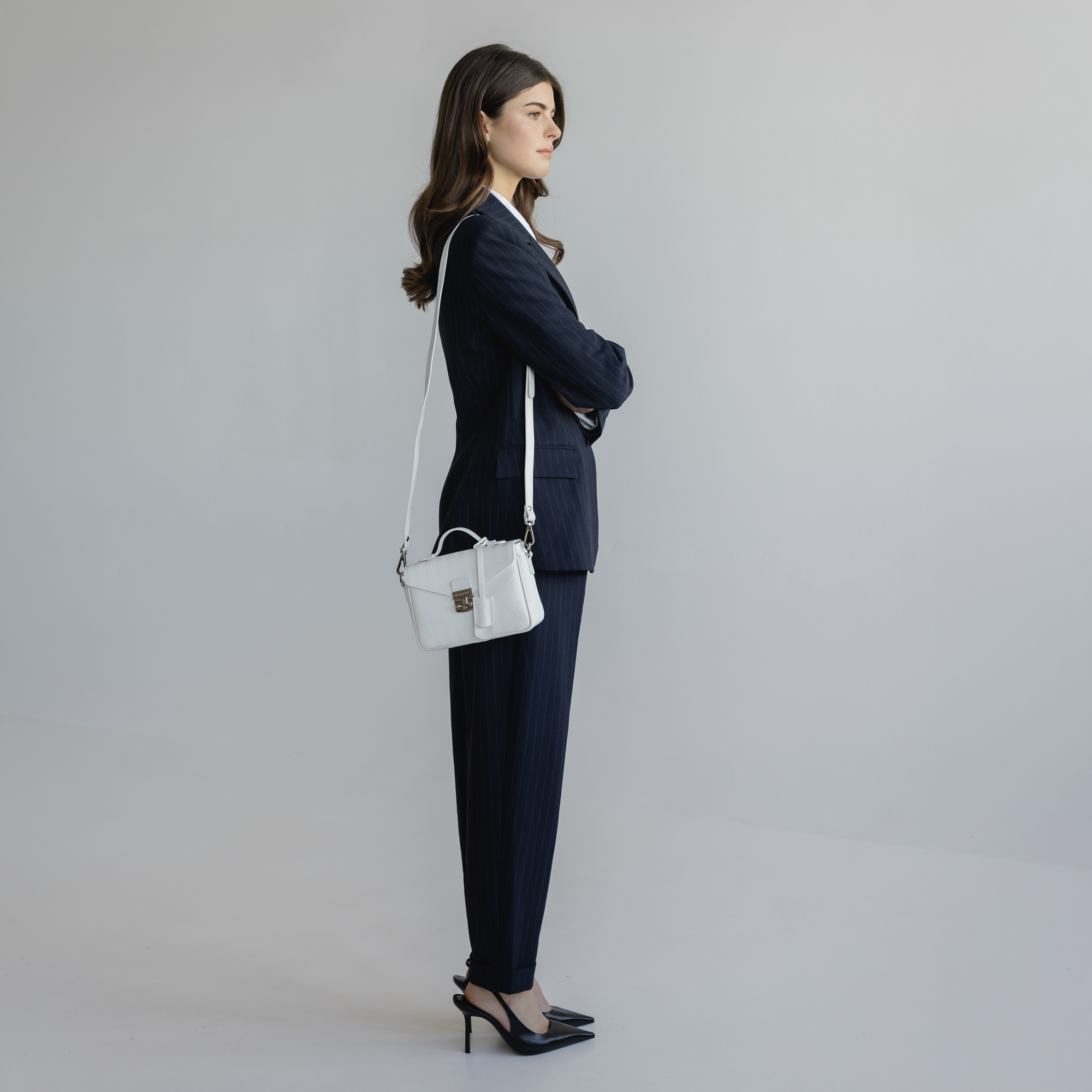 MEYRIN | Umhängetasche snow weiss/silber - full body 