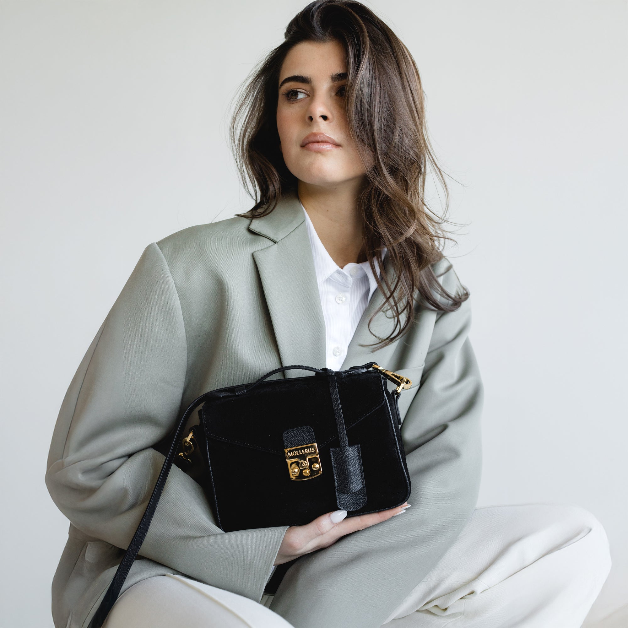 MEYRIN | Umhängetasche Wildleder classic schwarz/gold - close up