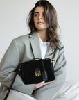 MEYRIN | Umhängetasche Wildleder classic schwarz/gold - close up