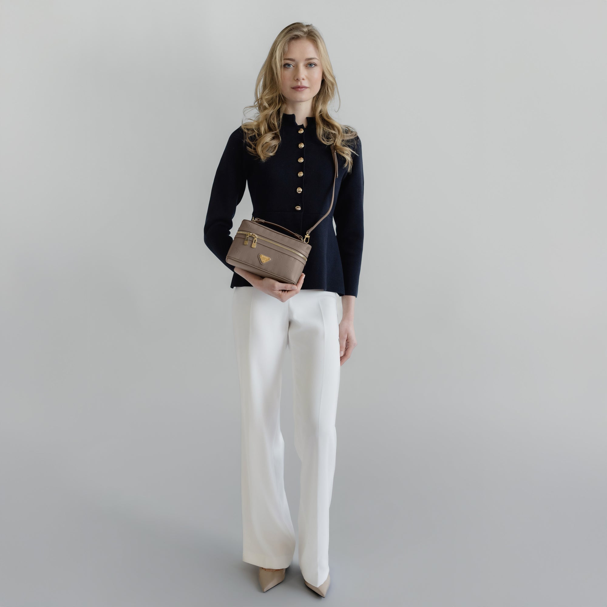 MOUTIER | Umhängetasche taupe grau/gold - full body 