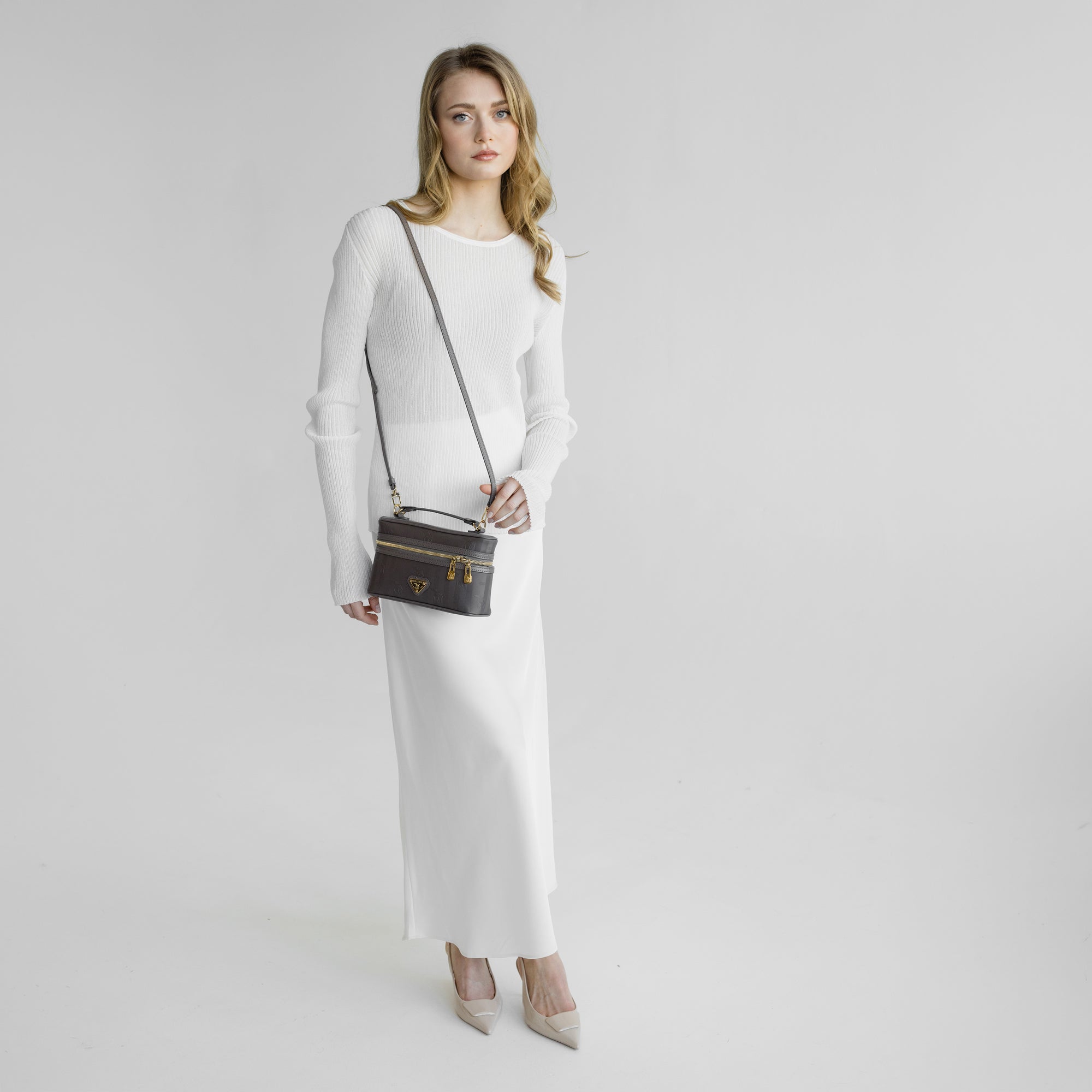 MOUTIER | Umhängetasche fango braun/gold - full body 