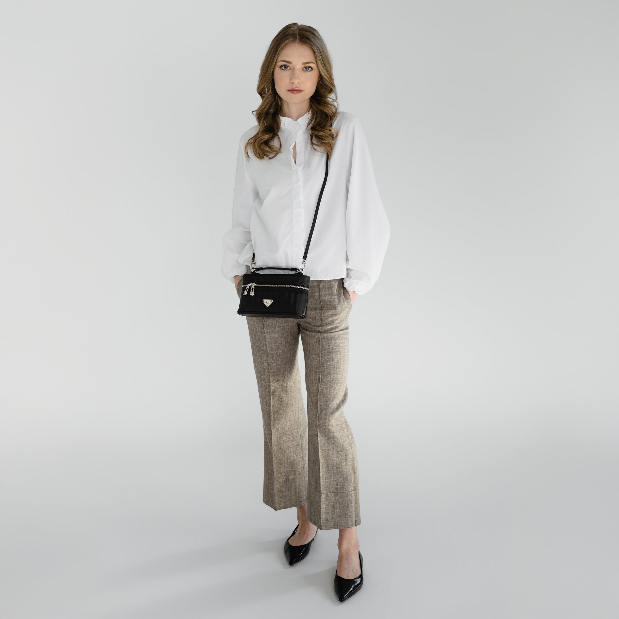 MOUTIER | Umhängetasche classic schwarz/silber - full  body 