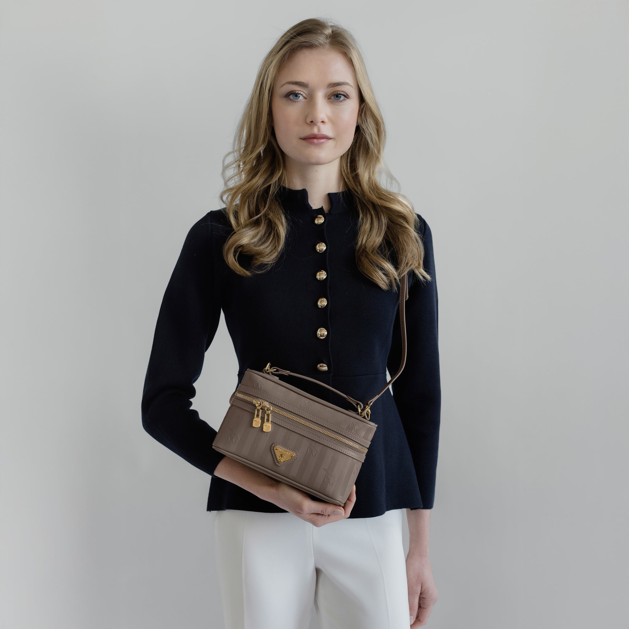 MOUTIER | Umhängetasche taupe grau/gold - on body 