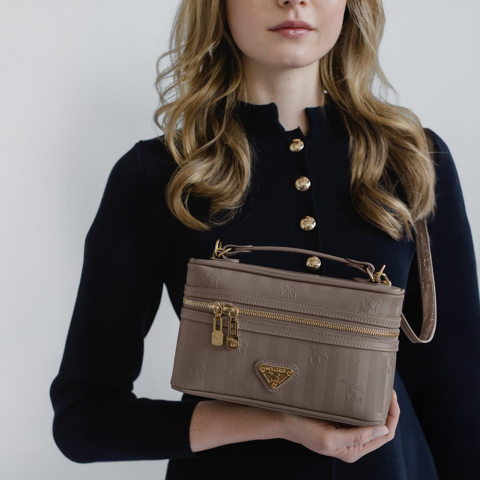 MOUTIER | Umhängetasche taupe grau/gold - detail