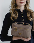 MOUTIER | Umhängetasche taupe grau/gold - detail
