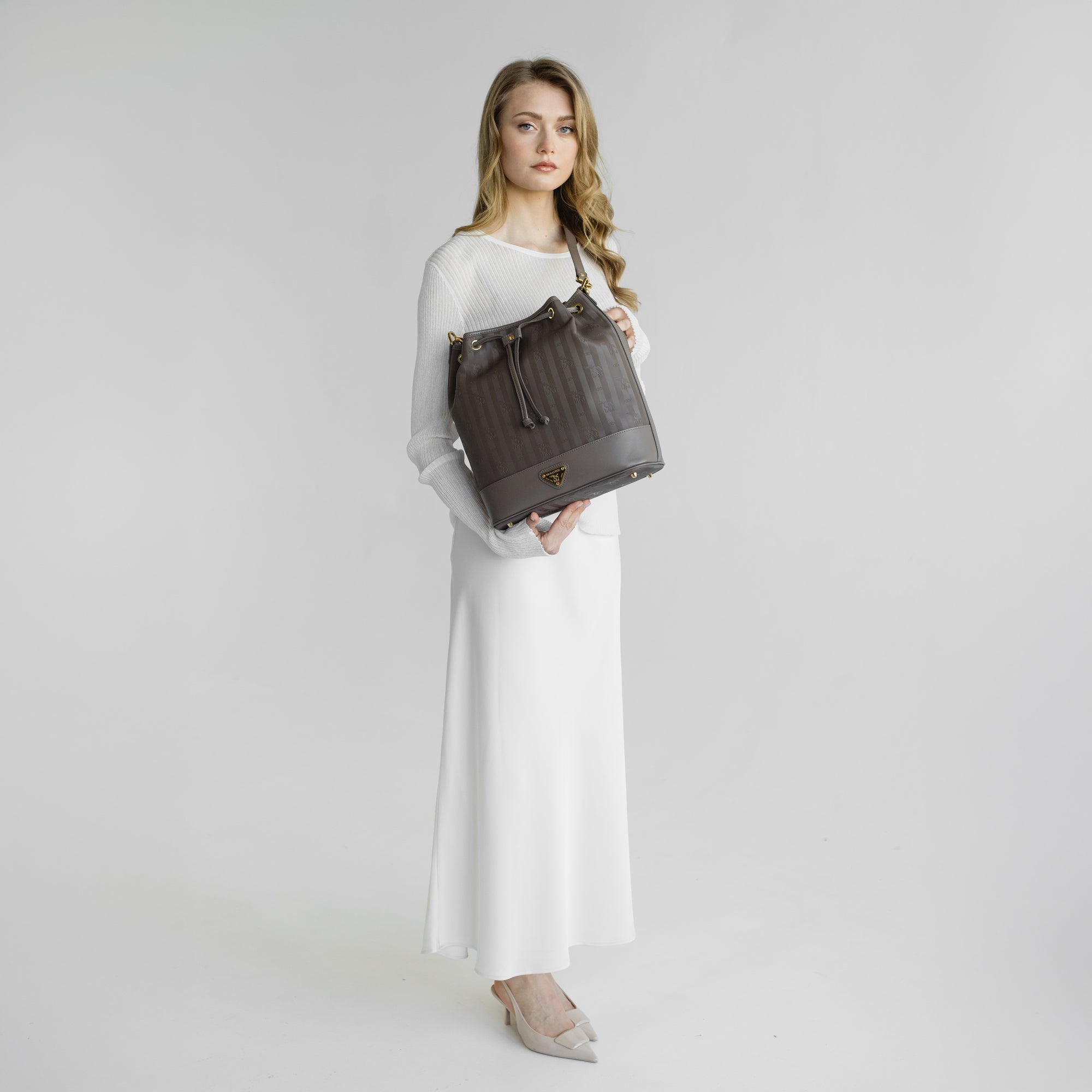 NIESEN | Beuteltasche fango braun/gold - full body 