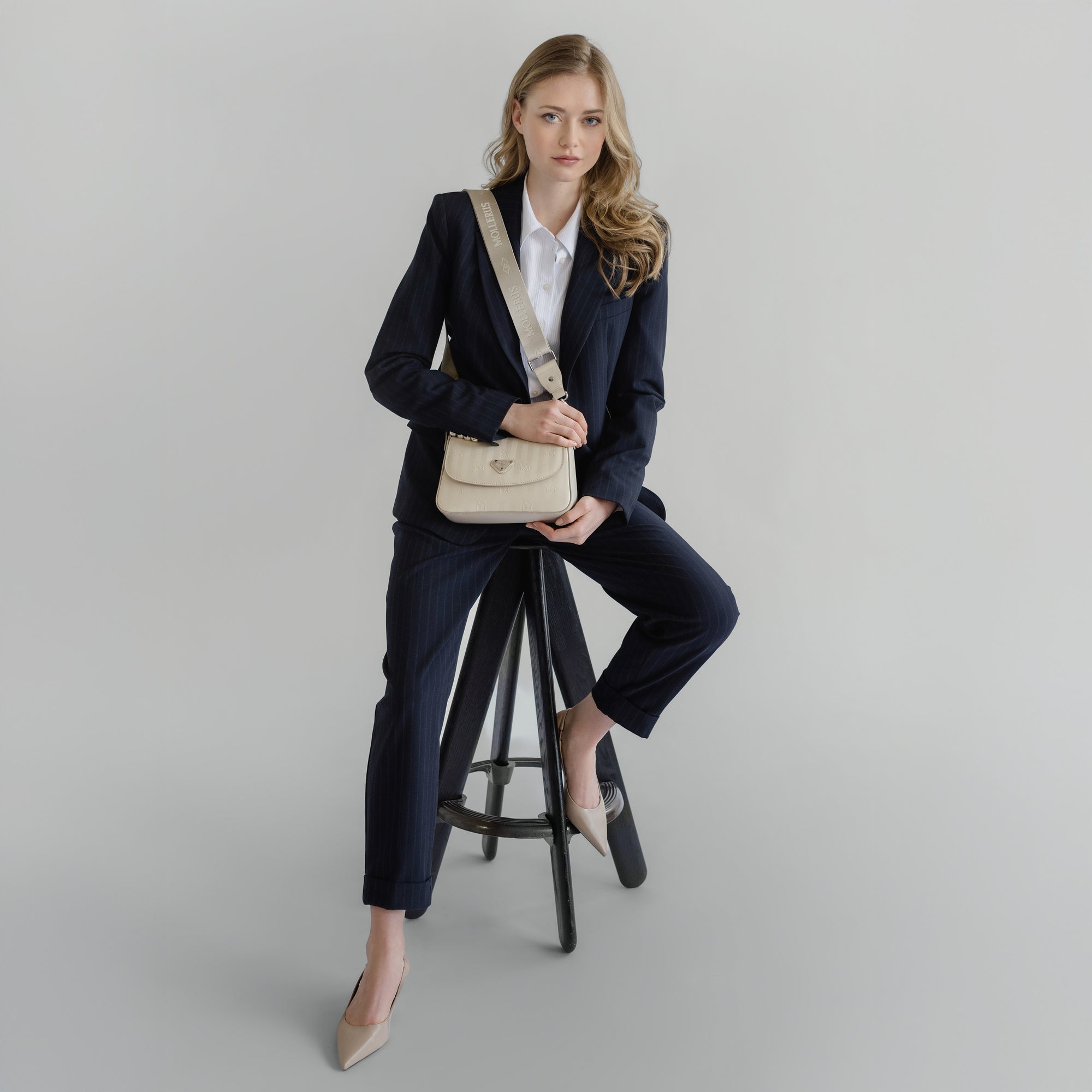 NOVILLE | Umhängetasche pearl/silber - full body 