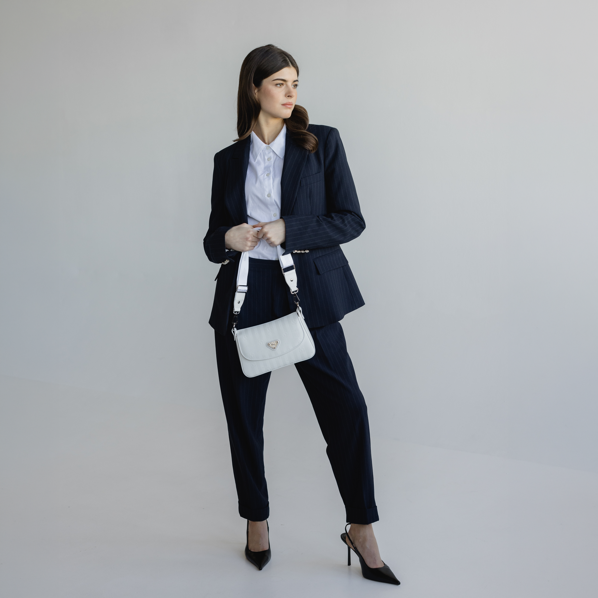 NOVILLE | Umhängetasche snow weiss/silber - full body 