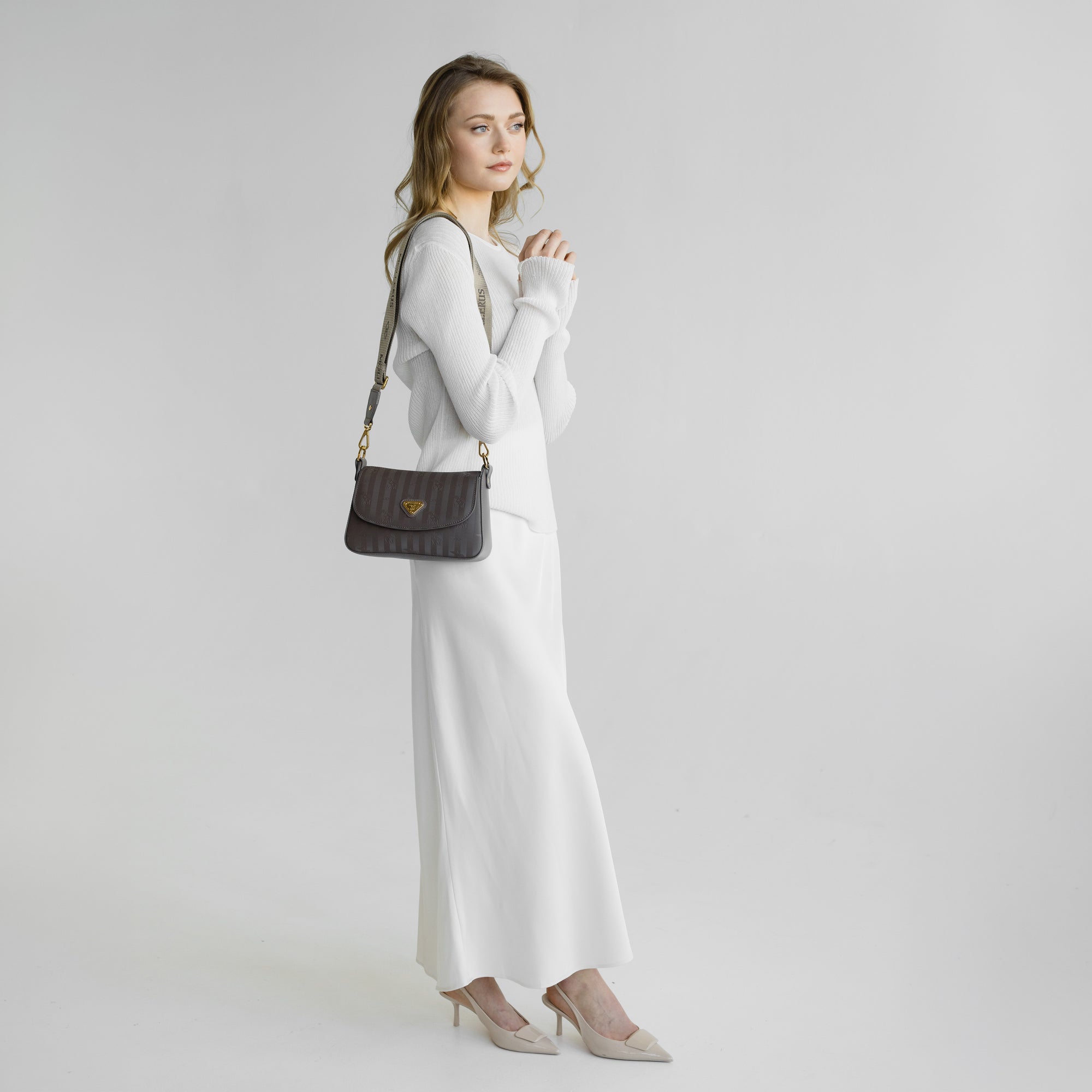 NOVILLE | Umhängetasche fango braun/gold - full body 