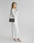 NOVILLE | Umhängetasche fango braun/gold - full body 
