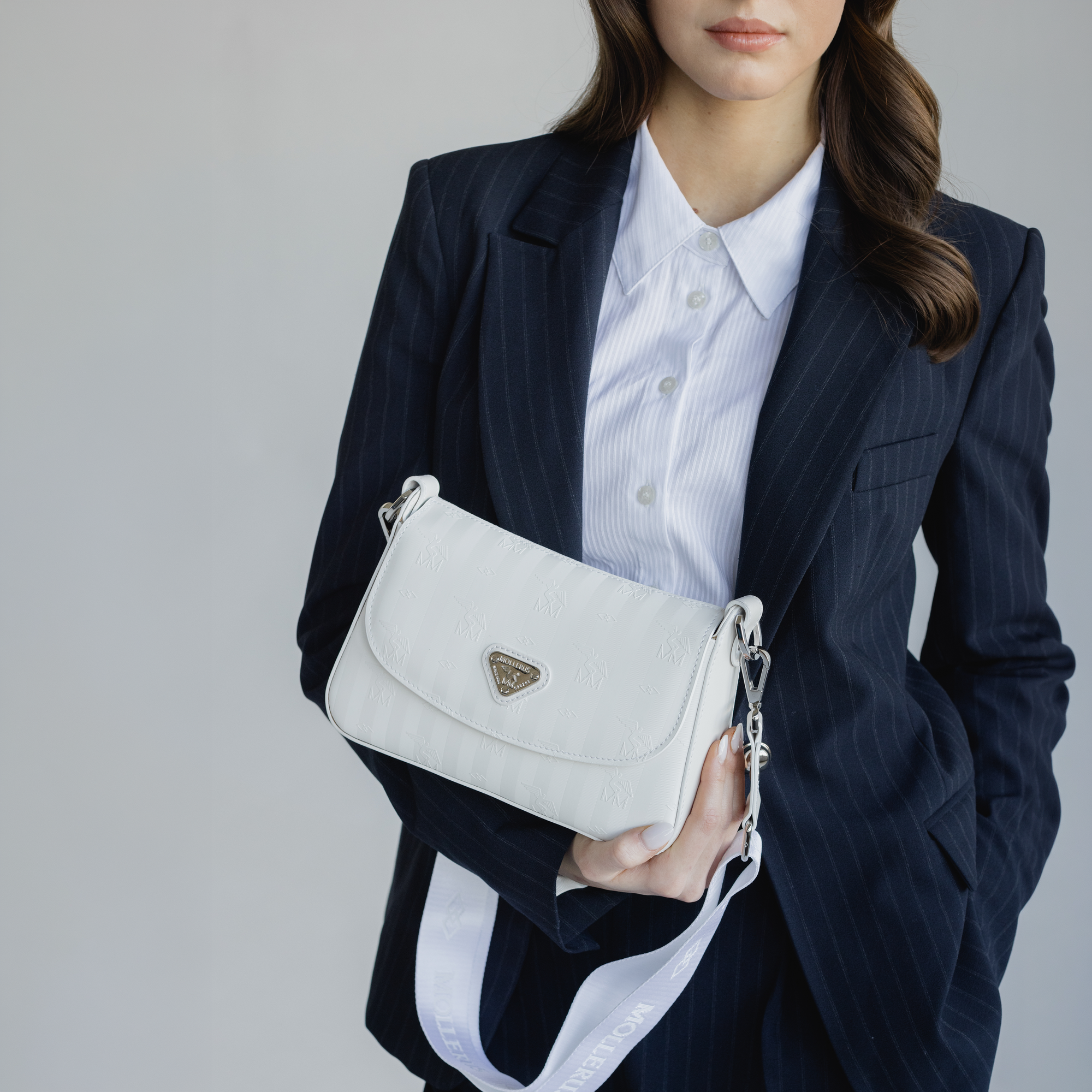 NOVILLE | Umhängetasche snow weiss/silber - close up 