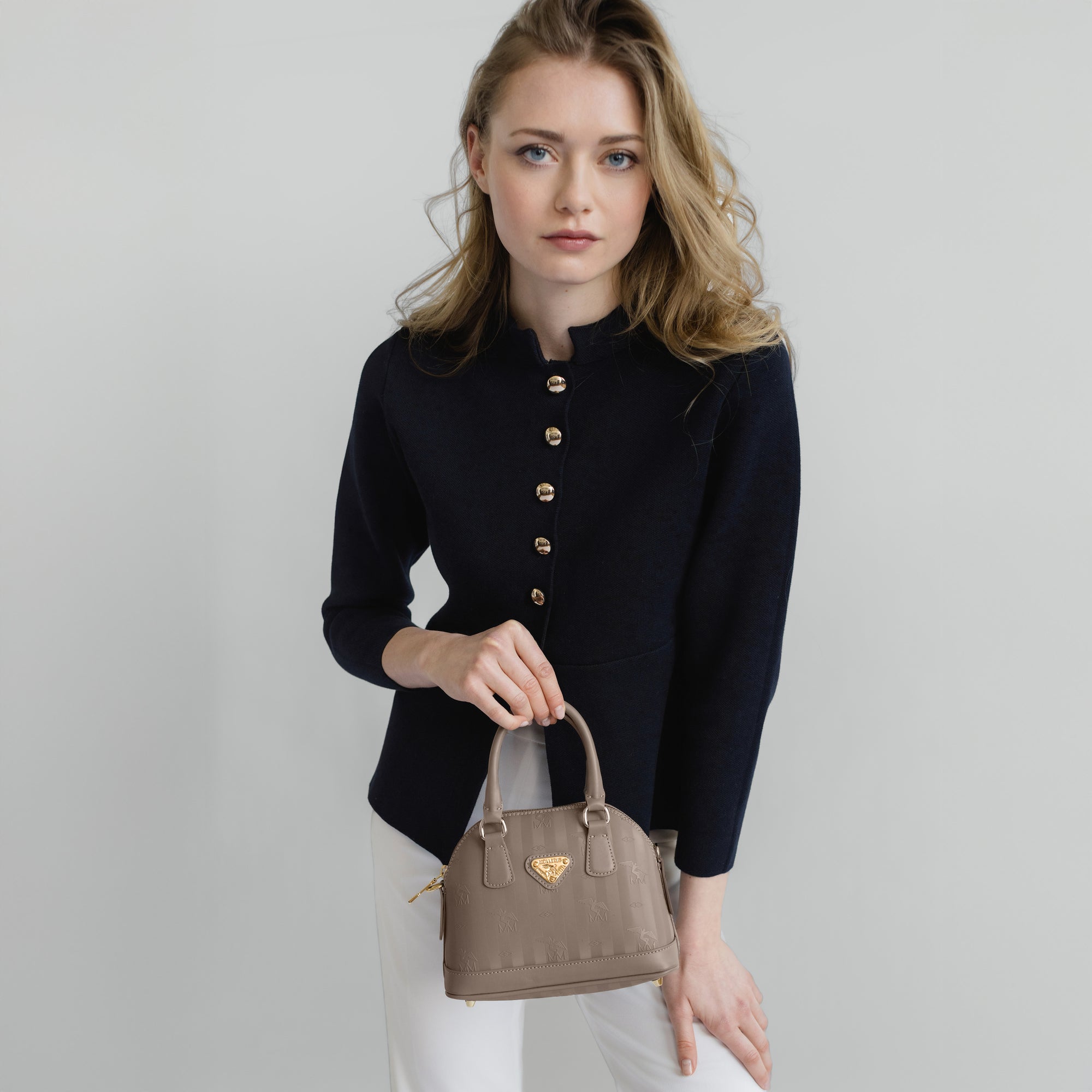 OETWIL | Handtasche taupe grau/gold - on body 