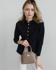 OETWIL | Handtasche taupe grau/gold - on body 