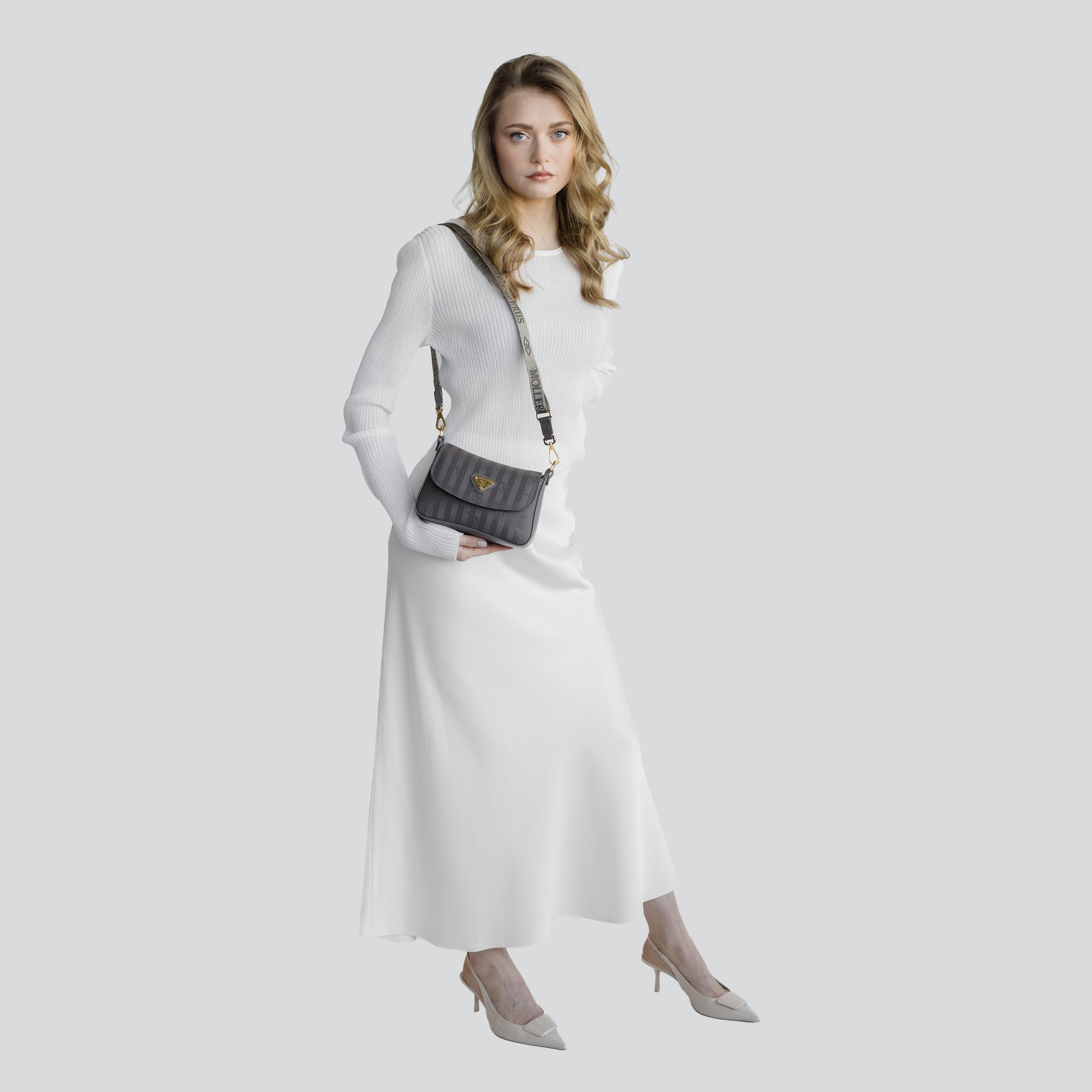 PIZY | Umhängetasche fango braun/gold - full body 