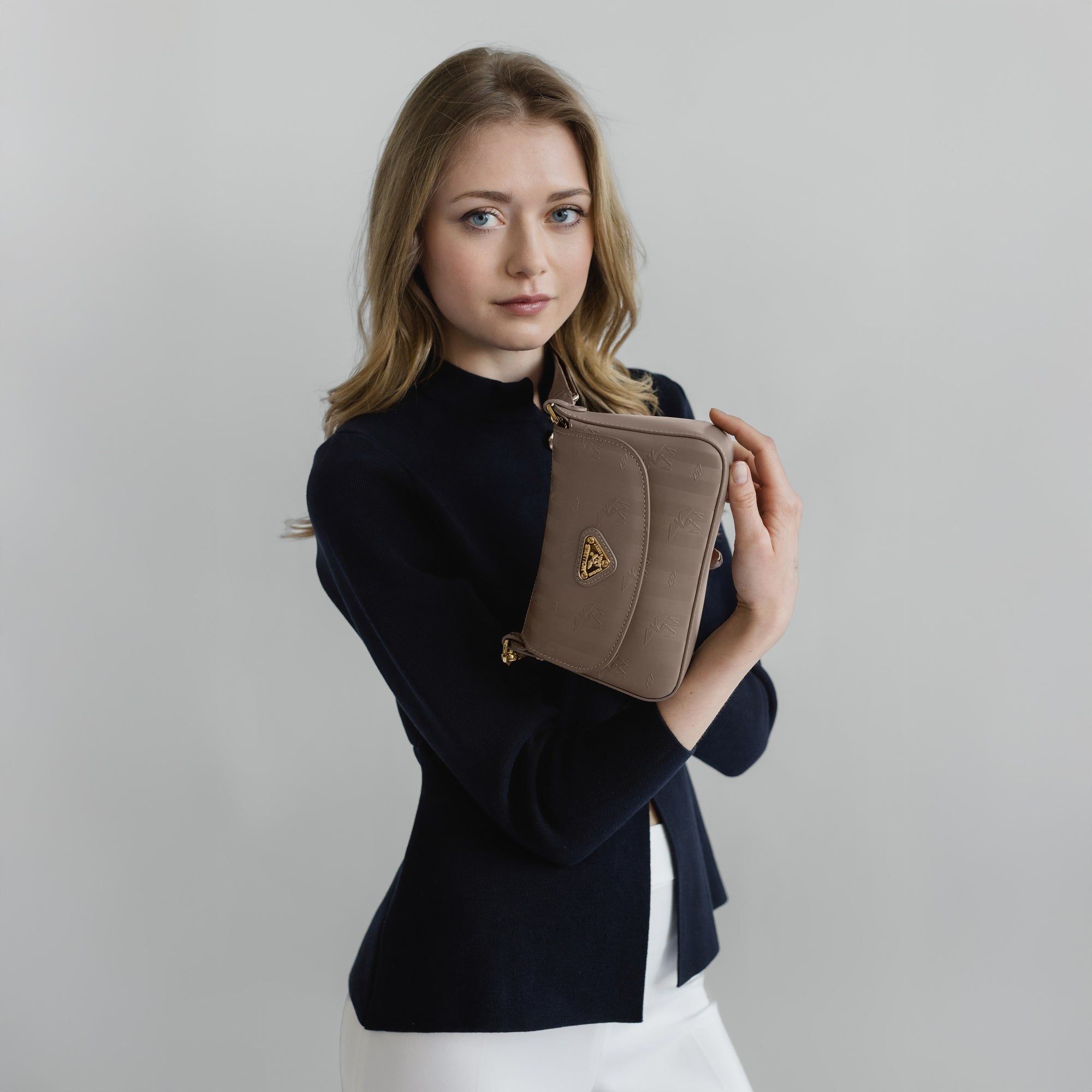 PIZY | Umhängetasche taupe grau/gold - on body