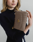PIZY | Umhängetasche taupe grau/gold - detail 