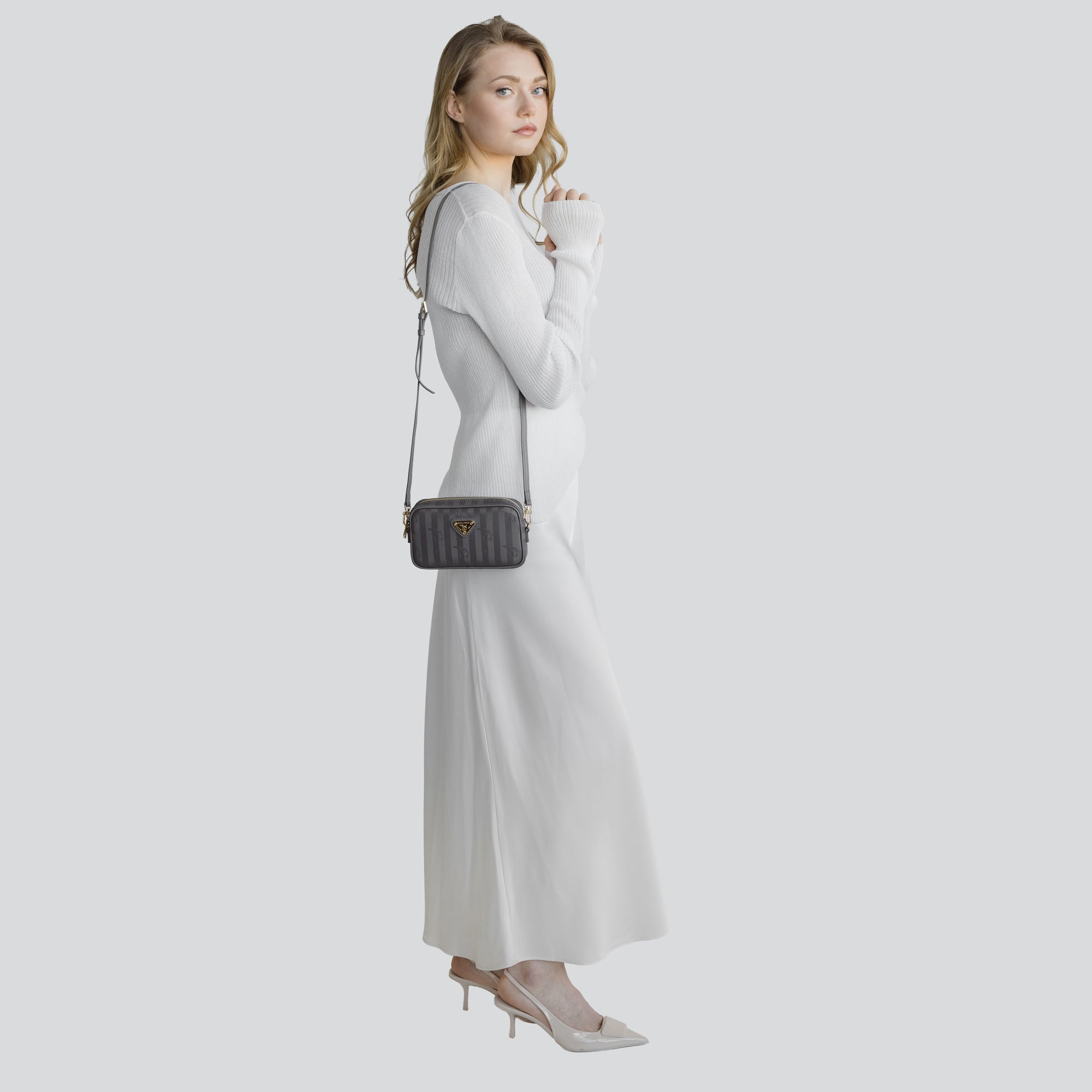 RIVAZ | Umhängetasche fango braun/gold - full body 