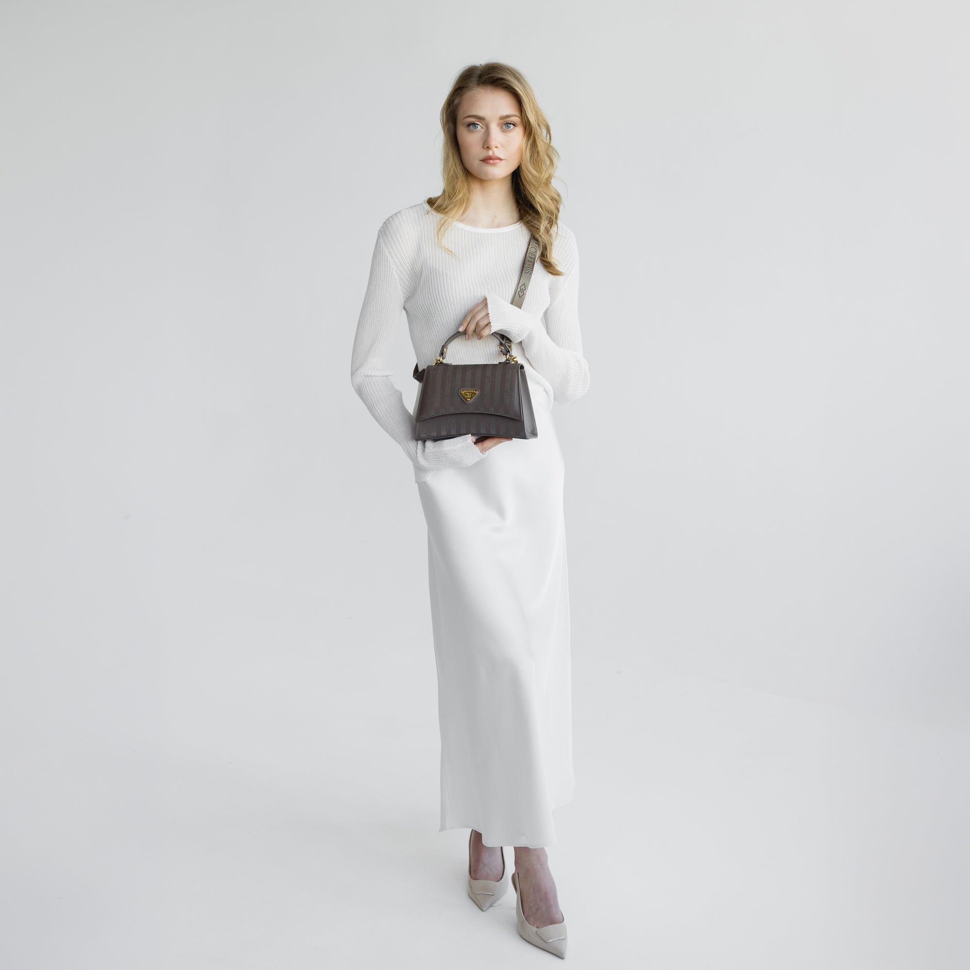 ROMONT | Umhängetasche fango braun/gold - full body 