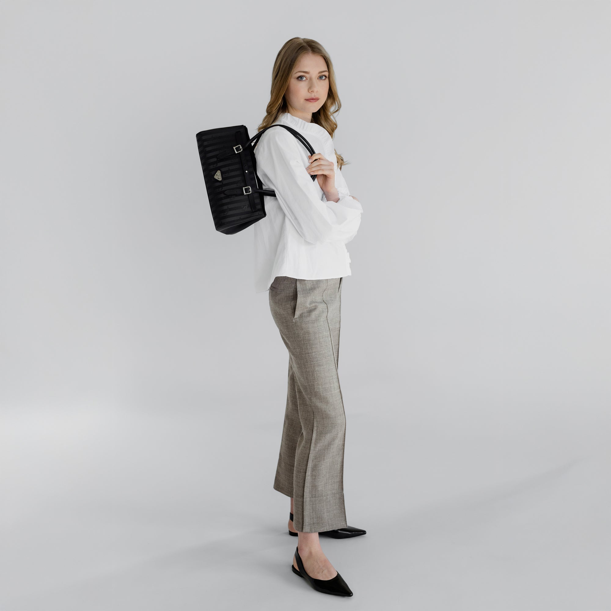 RUE | Schultertasche classic schwarz/silber - full body 