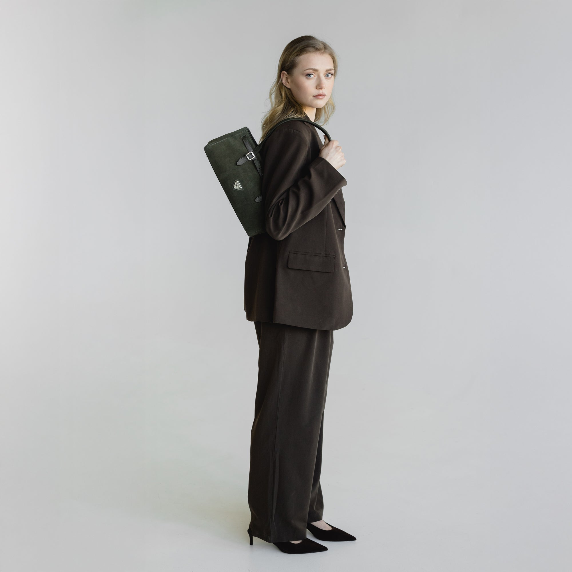 RUE | Schultertasche Wildleder moosgrün/gold - full body
