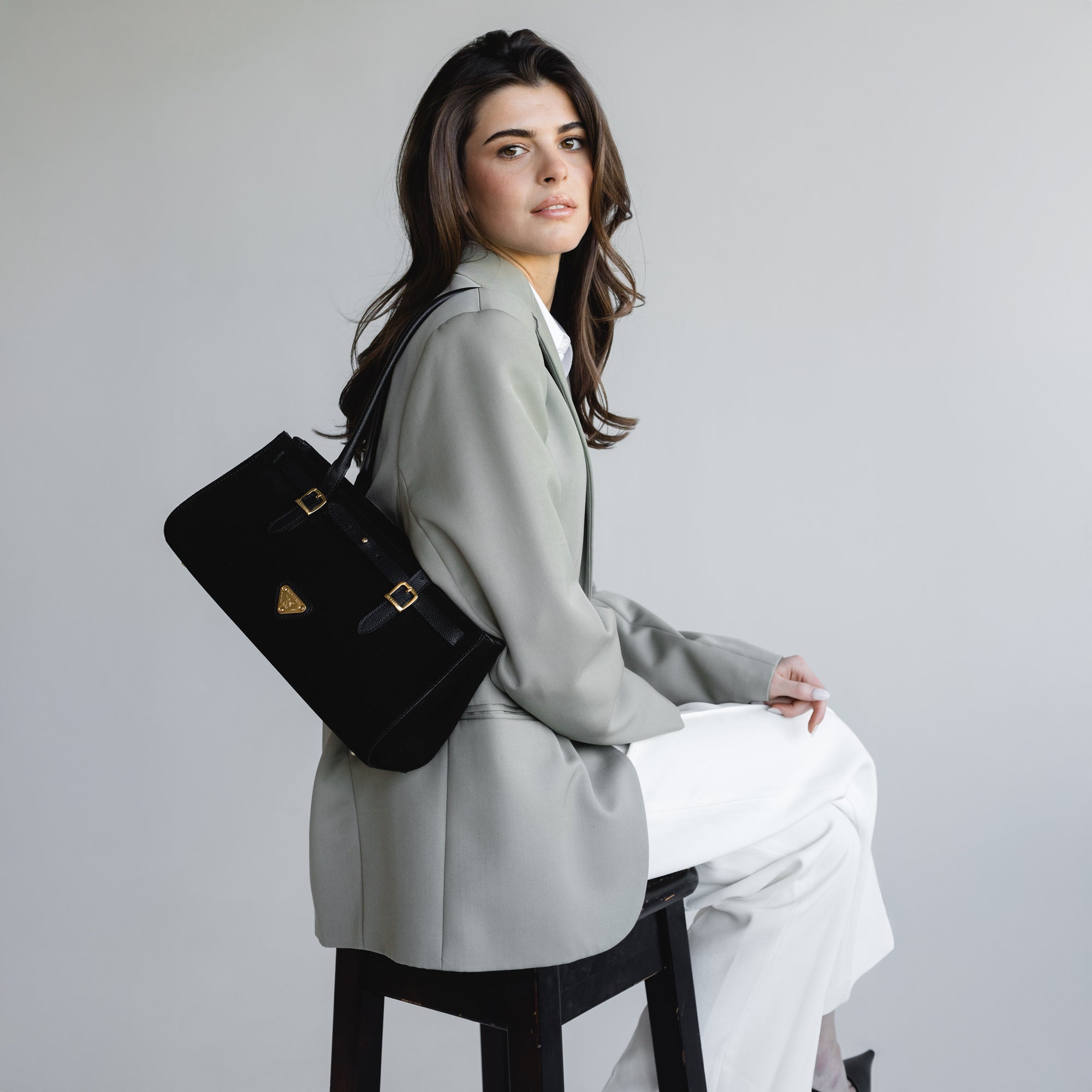 RUE | Schultertasche Wildleder classic schwarz/gold - close up