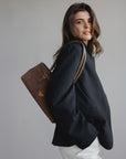 RUE | Schultertasche Wildleder braun/gold - close up