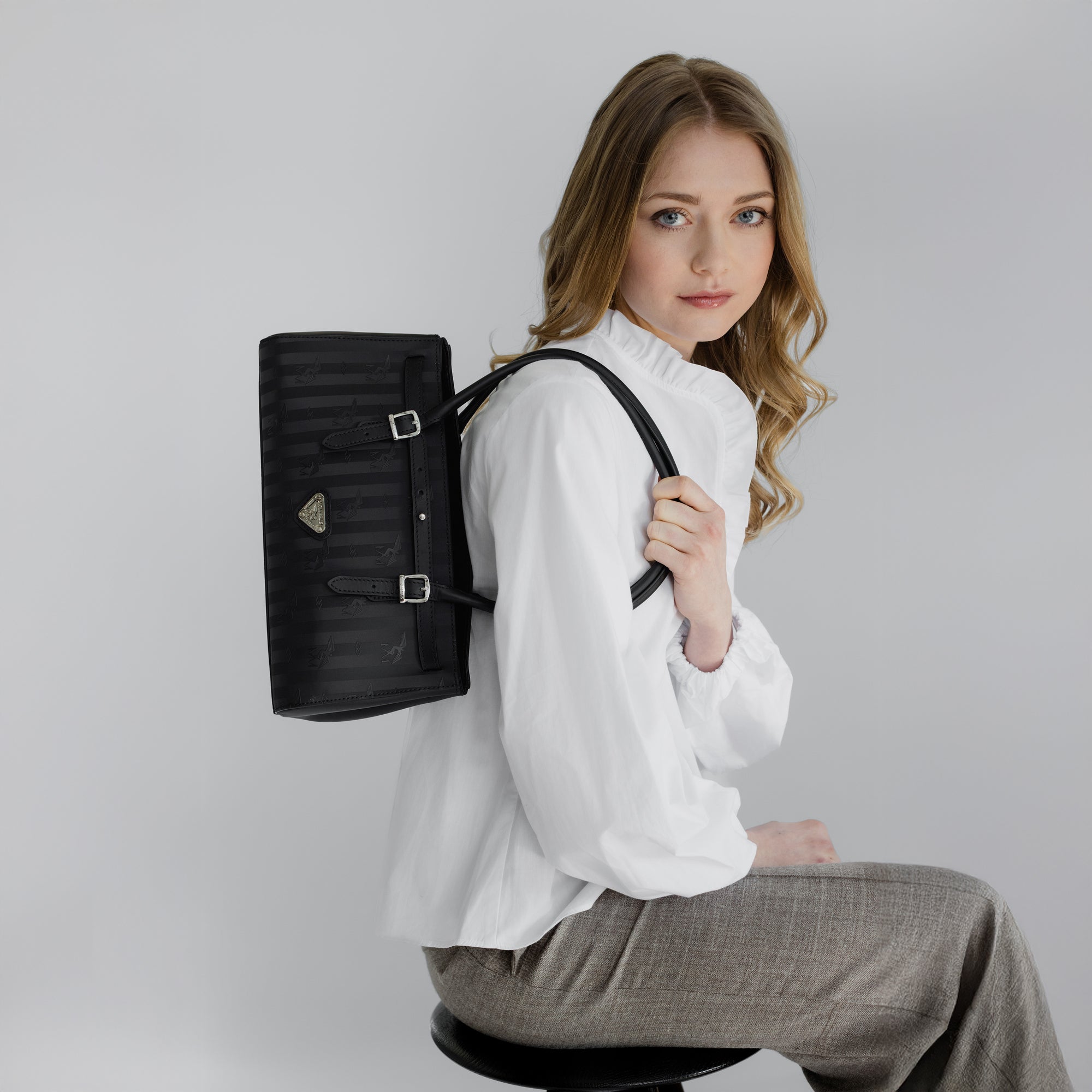 RUE | Schultertasche classic schwarz/silber - close up 