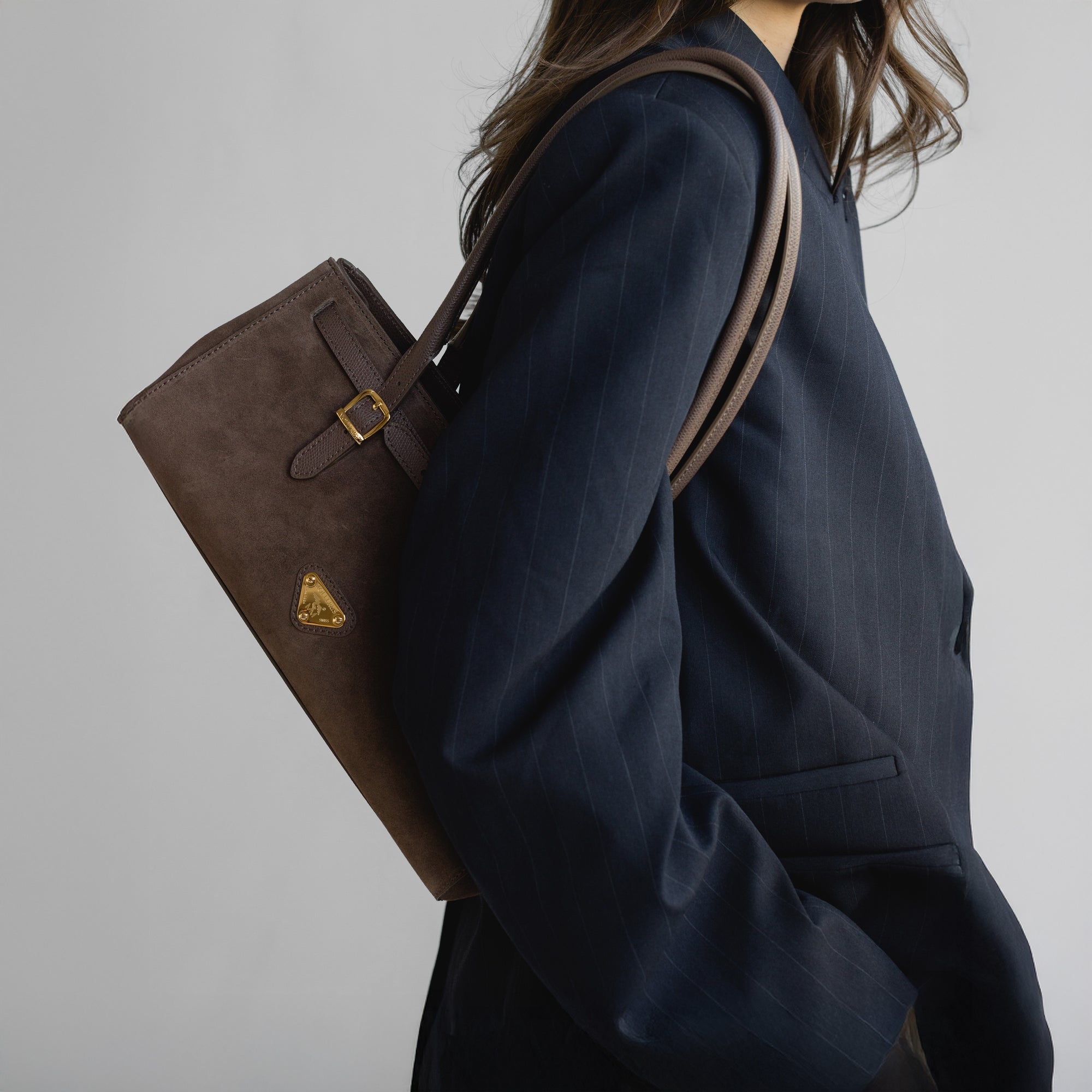 RUE | Schultertasche Wildleder braun/gold - detail