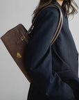 RUE | Schultertasche Wildleder braun/gold - detail