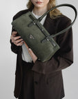 RUE | Schultertasche Wildleder moosgrün/gold - detail