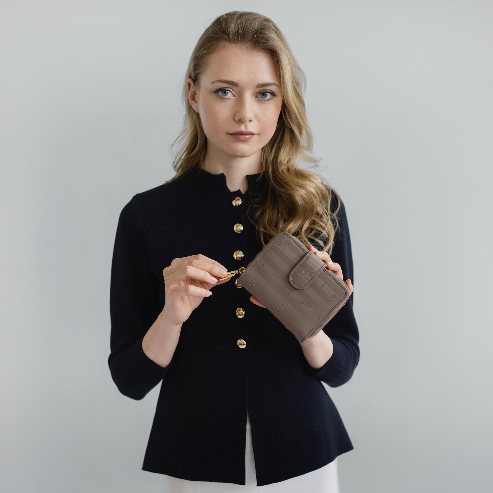 SAENTIS | Portemonnaie taupe grau/gold - on body 