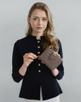SAENTIS | Portemonnaie taupe grau/gold - on body 