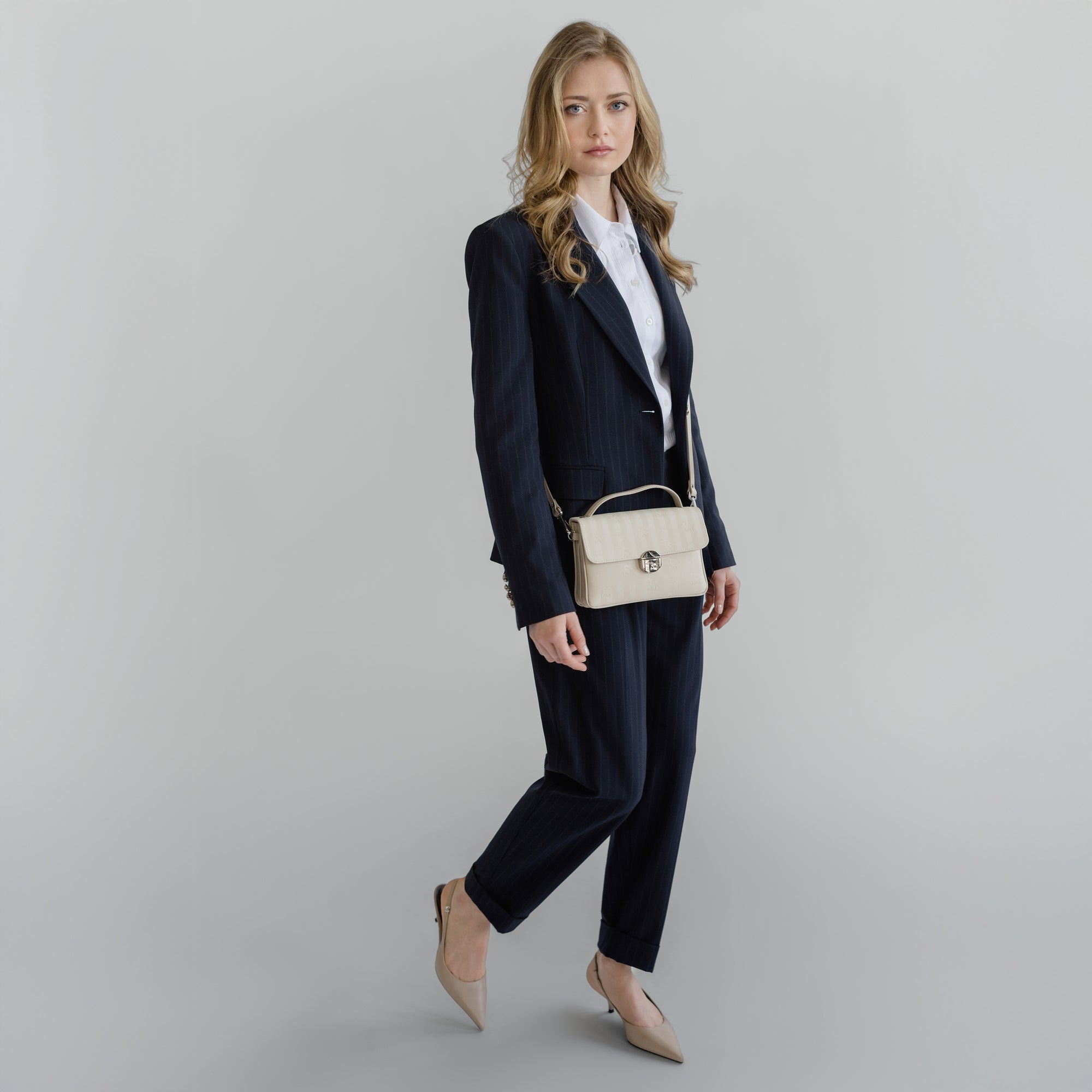 SIGNAU | Umhängetasche pearl/silber - full body