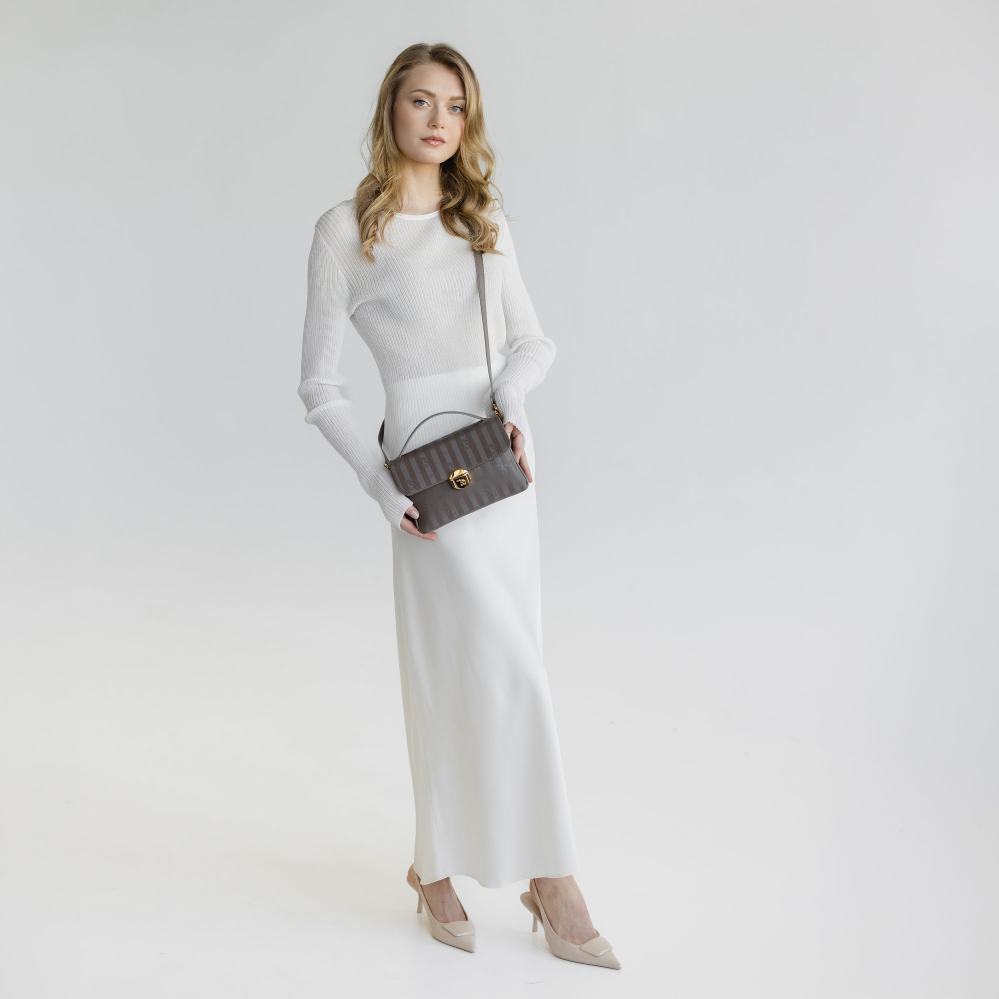 SIGNAU | Umhängetasche fango braun/gold - full body 
