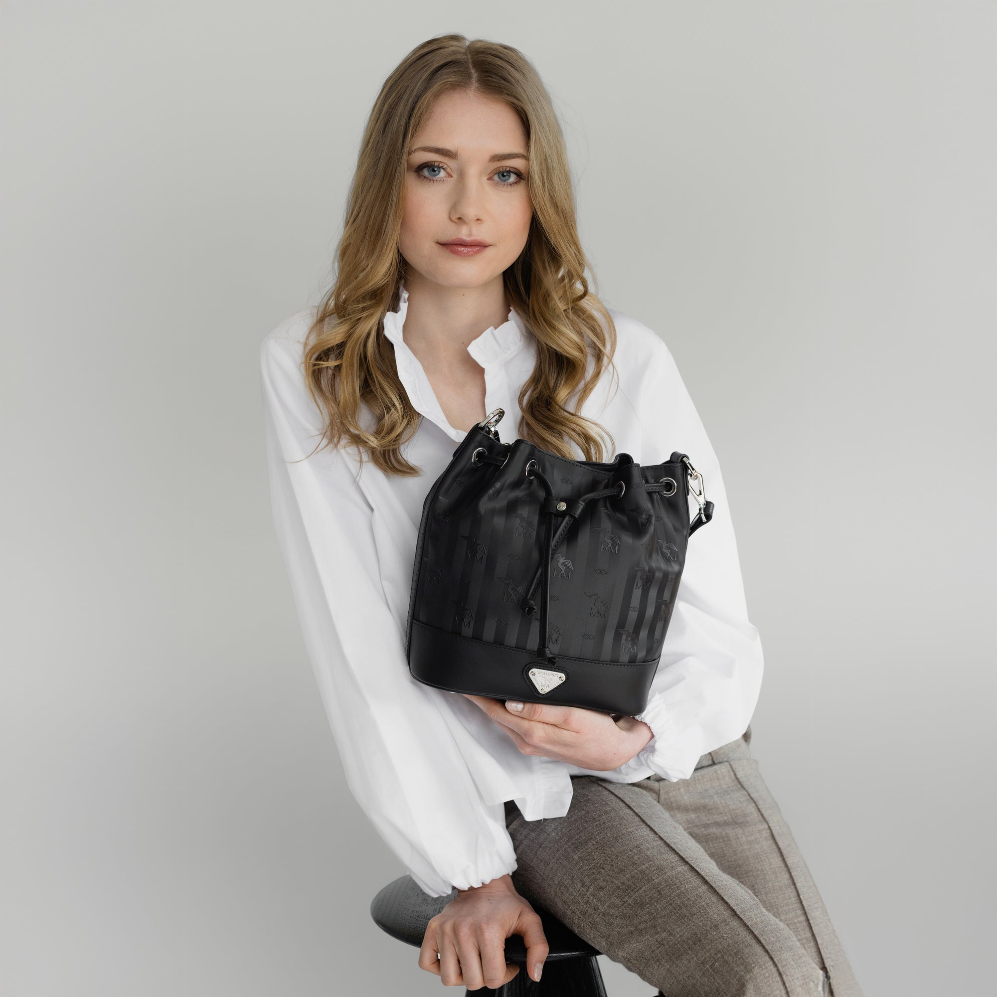 SION | Beuteltasche classic schwarz/silber - close up 
