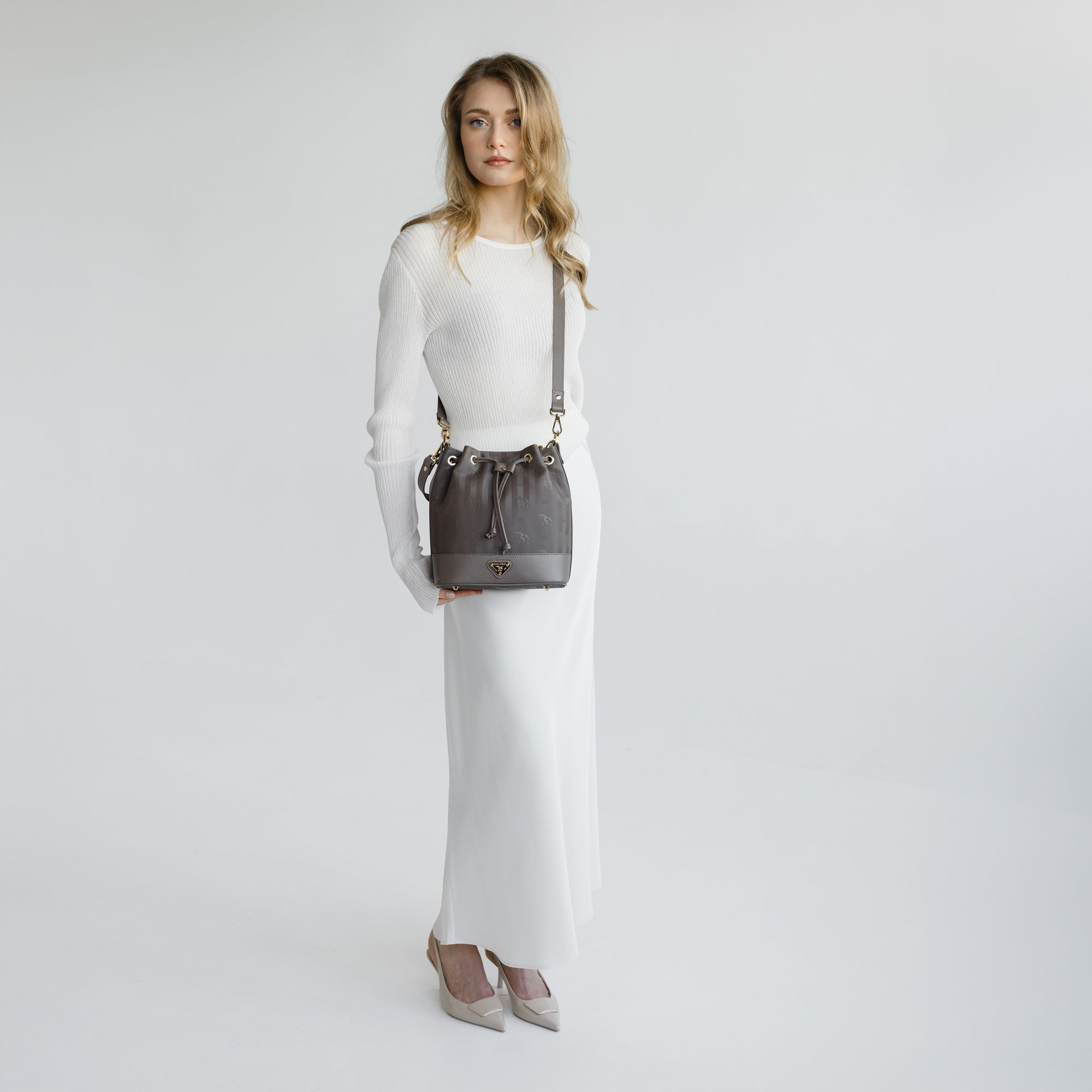 SION | Beuteltasche fango braun/gold - full body 