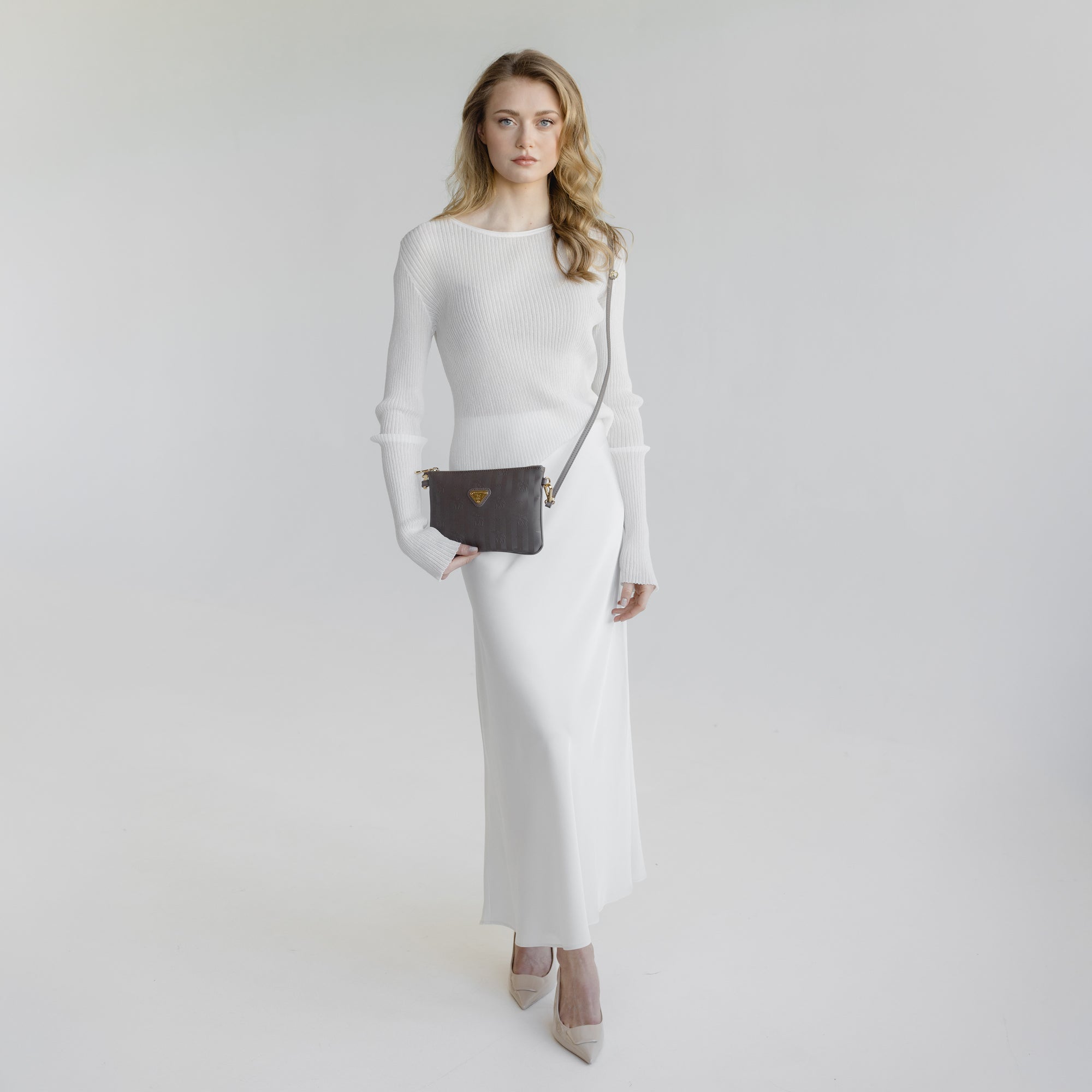TAMINS | Umhängetasche fango braun/gold - full body 