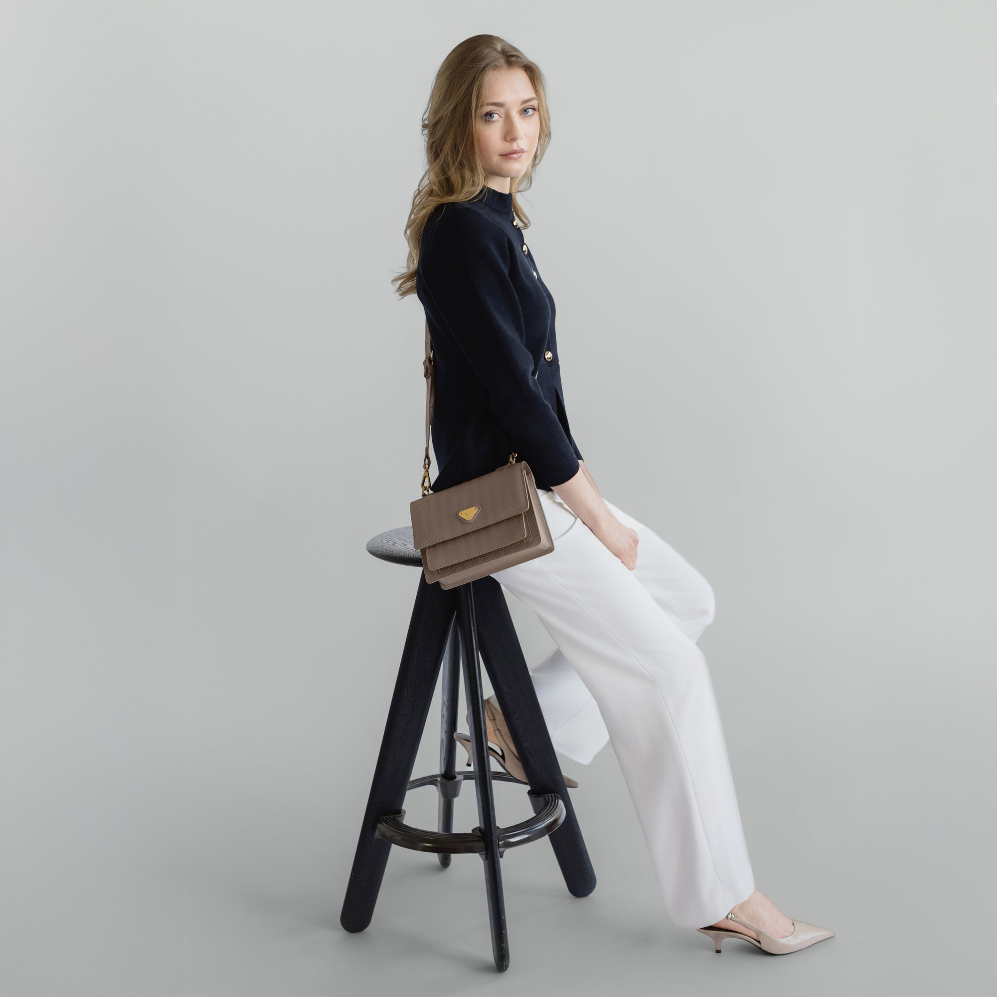 URSY | Umhängetasche taupe grau/gold - full body 