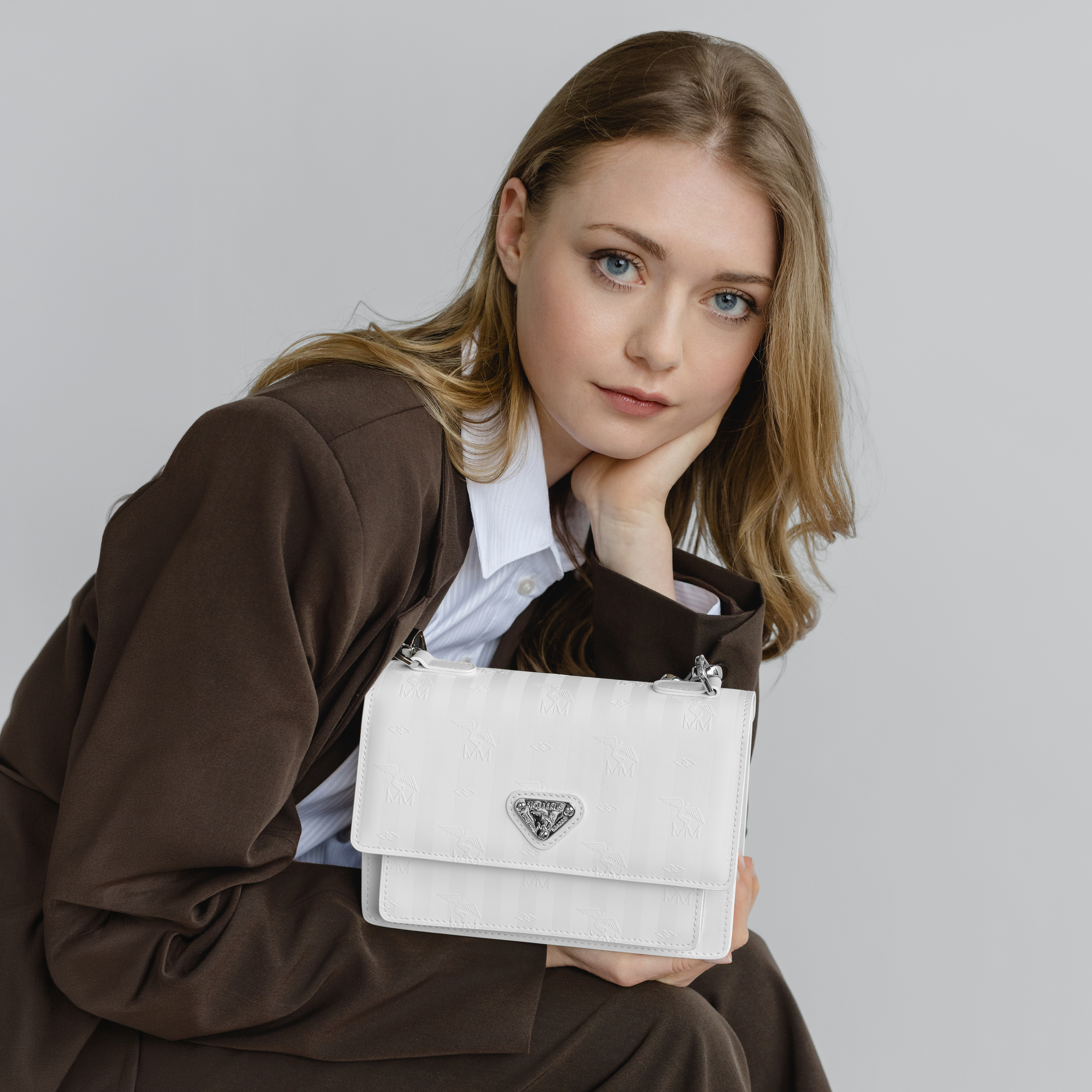 URSY | Umhängetasche snow weiss/silber - on body 